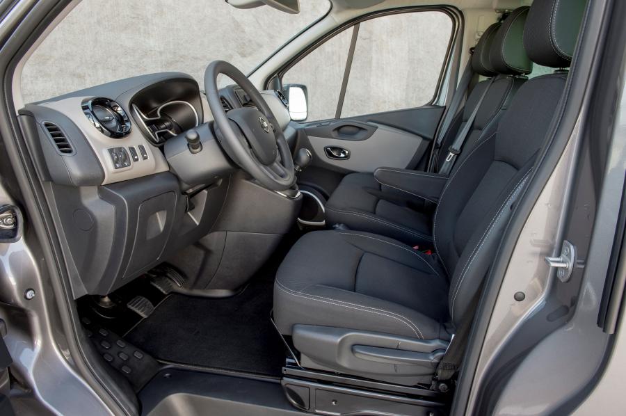 Интерьер Nissan NV300 Combi 2016 года  (фото 14 из 32)